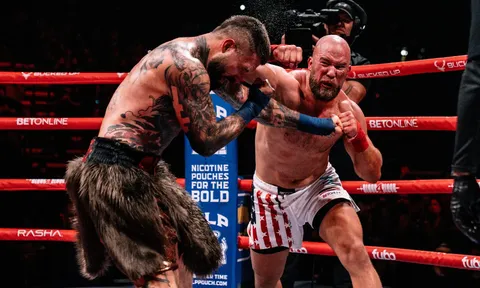 Alex Terrible nhận hàng loạt cú knock-down, gục ngã trước Cameron Delano tại sự kiện chính Blood4Blood