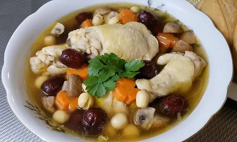Cách nấu gà hầm hạt sen ngon