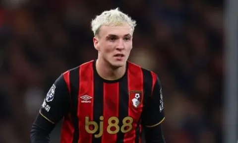 Bournemouth đình chỉ Alex Jimenez vì cáo buộc nhắn tin cho nữ sinh