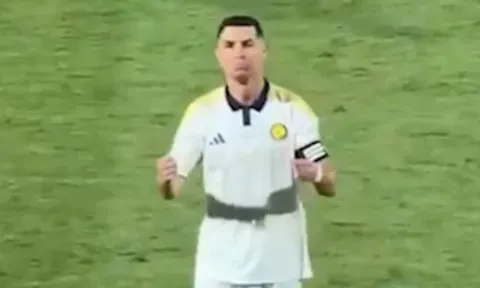 Ronaldo làm "nhạc trưởng" khi bị CĐV hô vang tên Messi