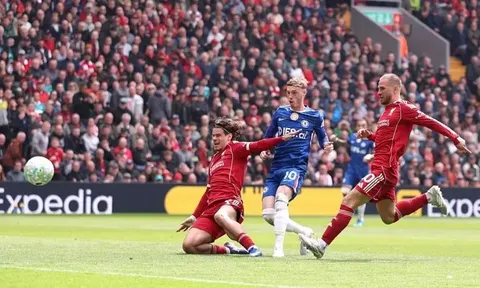 VAR cứu Liverpool, chuyên gia chê trách hàng thủ