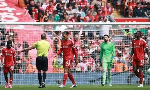 Liverpool bị chê vì lùi sâu trước Chelsea