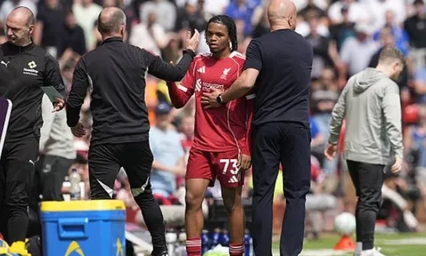 Rút Rio Ngumoha, Arne Slot bị fan Liverpool la ó dữ dội
