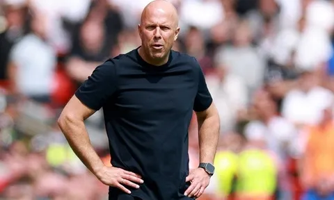 Arne Slot và cơn thịnh nộ hiếm thấy tại thánh địa Anfield