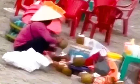 Người phụ nữ gom nước dừa thừa ở khu du lịch gây tranh cãi trên mạng