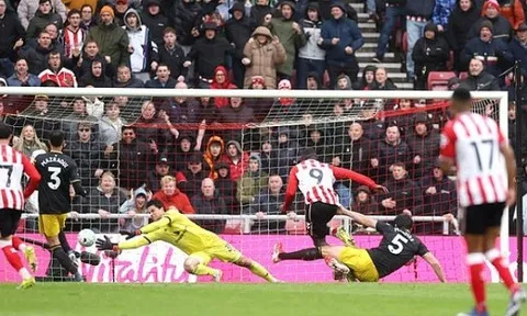 Lammens chơi xuất thần, cứu Man Utd thoát thua Sunderland
