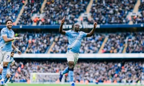 Pep Guardiola xếp Doku vào nhóm chuyên gia chạy cánh đáng sợ