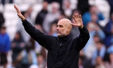 Pep Guardiola hài hước kêu gọi West Ham chặn đứng Arsenal