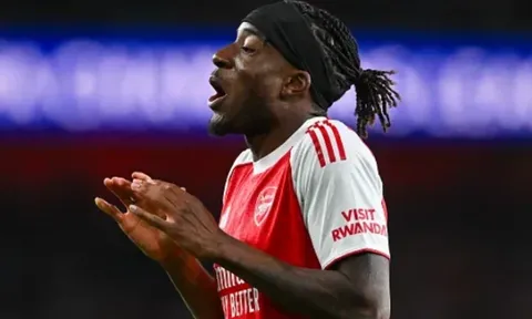 Madueke gọi tên Van Dijk là đối thủ khó nhằn nhất