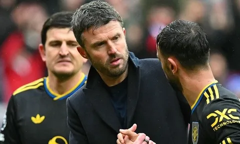 Paul Merson phản bác Michael Carrick về màn trình diễn của MU