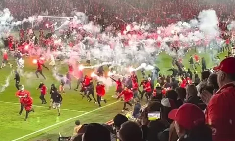 Slavia Prague nguy cơ mất ngôi vương vì CĐV làm bạo loạn