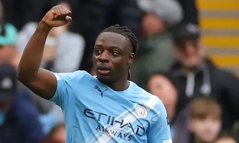 Jeremy Doku bùng nổ giúp Man City bám đuổi Arsenal