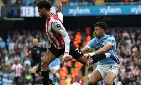 HLV Brentford bất bình với trọng tài sau trận thua đậm Man City
