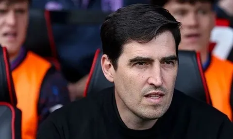 Crystal Palace nuôi hy vọng giật HLV Andoni Iraola trước mũi Chelsea
