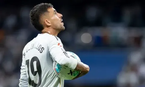 CĐV Real Madrid đồng loạt chỉ ra nội gián trong phòng thay đồ
