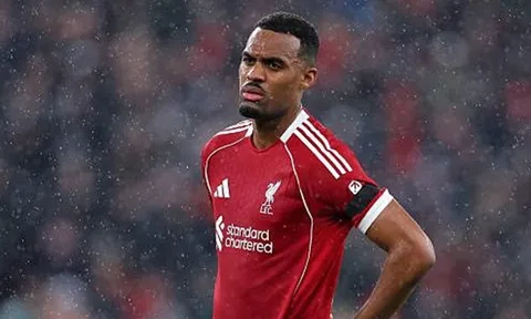 Gravenberch khẳng định Liverpool không đáng bị la ó