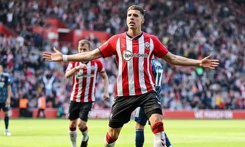 Jan Bednarek bị kẻ trộm uy hiếp bằng dao tại nhà riêng