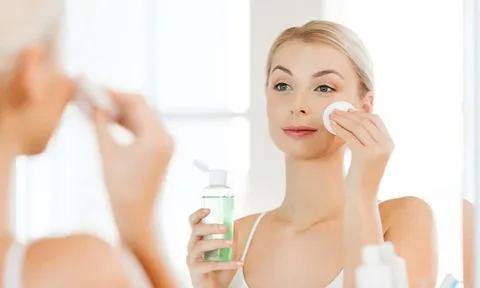Chỉ dùng nước hoa hồng và mặt nạ giấy, làn da cải thiện rõ rệt nhờ routine tối giản
