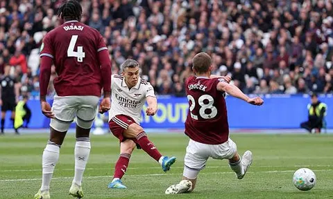 VAR giải cứu Arsenal sau khoảnh khắc tỏa sáng của Trossard