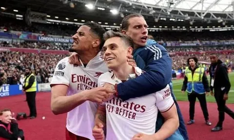 Gary Neville: "Tên Arsenal đã được khắc trên cúp vô địch"