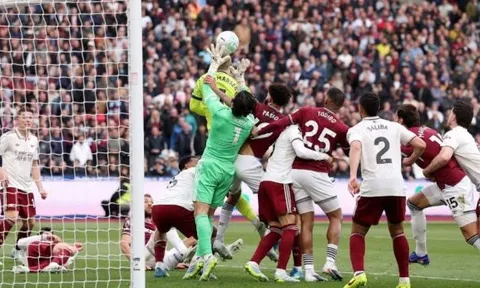 Khúc cua định mệnh giúp Arsenal tiến sát cúp vô địch