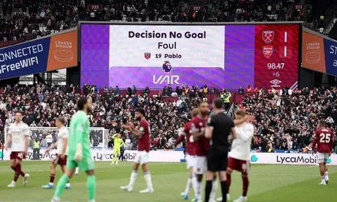 Keane và Schmeichel tranh cãi vụ VAR tước bàn của West Ham