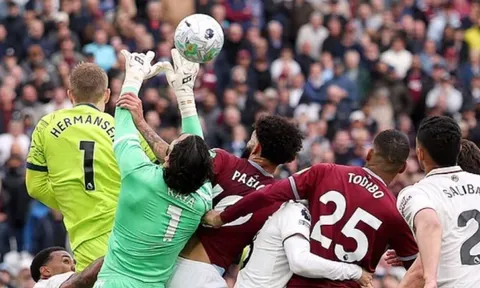 Schmeichel chỉ trích dữ dội VAR vì tước bàn thắng của West Ham