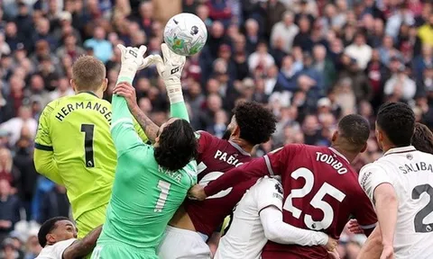 Roy Keane cùng dàn chuyên gia ủng hộ trọng tài tước bàn thắng của West Ham