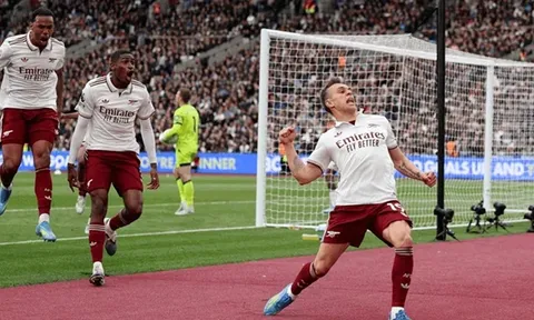 Trossard ngả mũ trước Odegaard sau trận thắng West Ham
