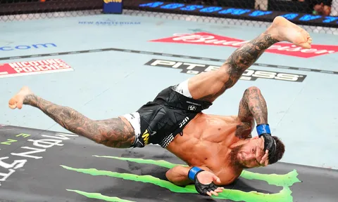 UFC 328: Yaroslav Amosov hạ gục Joel Alvarez bằng cú vật bạo liệt và màn breakdance ăn mừng đỉnh cao