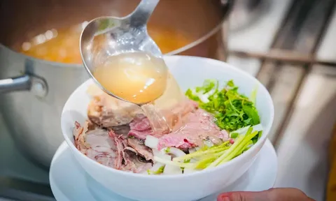 Khi ăn phở, đừng uống cạn nước dùng: Tiến sĩ cảnh báo tác hại nhiều người bỏ qua