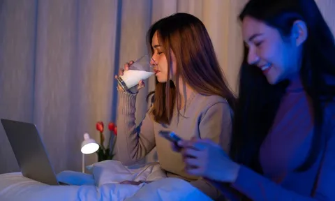 Uống 1 cốc sữa trước khi ngủ có béo không?