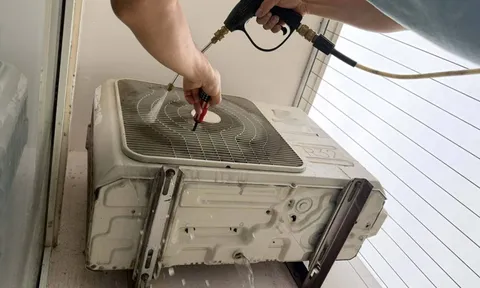 Xịt nước vào cục nóng điều hòa để vệ sinh bụi bẩn có hại máy không?
