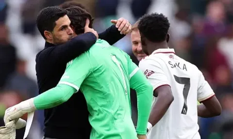 Carragher khen Arteta dũng cảm khi chọn Raya, loại Ramsdale