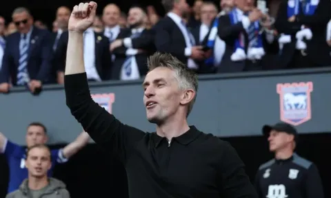 HLV Kieran McKenna rục rịch ra đi, Fulham và Palace tranh giành