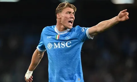 Cú sảy chân của Napoli và cơn đau đầu tài chính tại Old Trafford