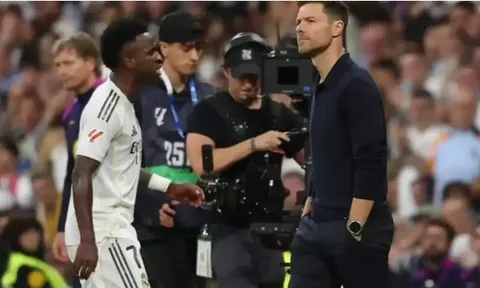 Fabregas lên tiếng về mâu thuẫn của Alonso và Vinicius