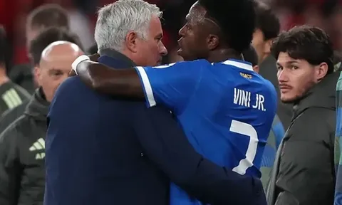 Bỏ qua hiềm khích, Vinicius ủng hộ Mourinho về Real