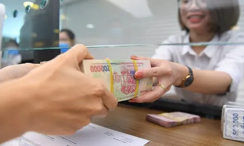 Gửi tiết kiệm mang tiền trực tiếp ra ngân hàng là dại: Làm cách này dù ít cũng hưởng lãi cao