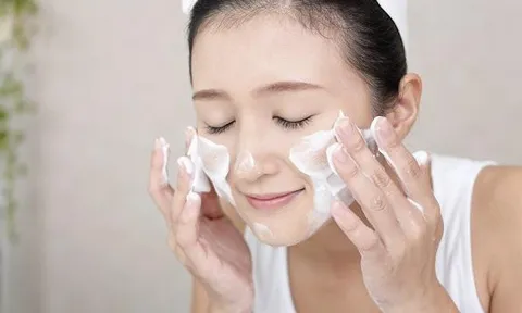 Rửa mặt tưởng đơn giản nhưng nhiều người đang làm sai, khiến da dễ khô và nhanh lão hóa