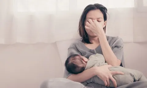 Vừa sinh con đầu lòng, người mẹ trẻ rơi vào trầm cảm khi nghĩ "không đủ khả năng chăm con"