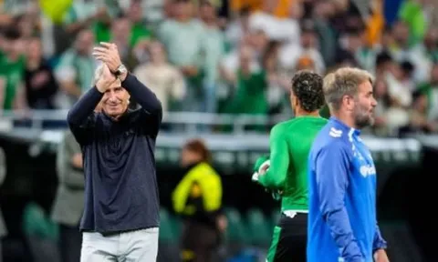 Đánh bại 10 người của Elche, Betis chắc suất dự C1