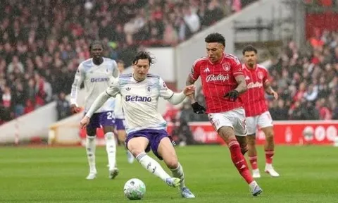 Unai Emery hồi sinh Victor Lindelof ở vị trí tiền vệ