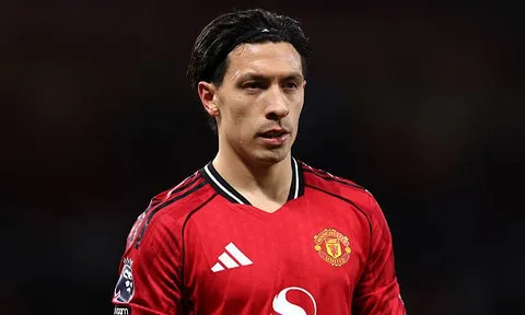 Lisandro Martinez đối diện ngã ba đường tại Old Trafford