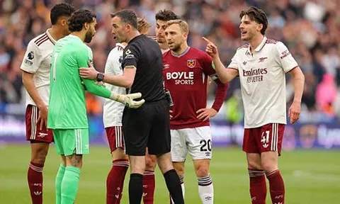 Bước ngoặt lịch sử đưa Arsenal chạm tay vào ngôi vương