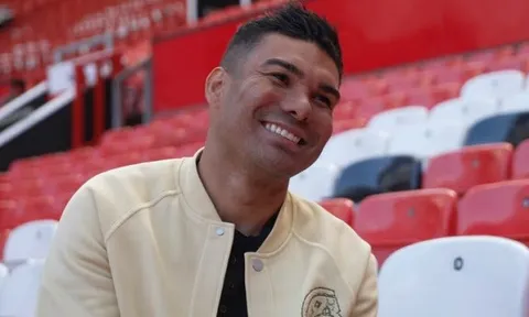 Casemiro nêu lý do Carrick xứng đáng ở lại