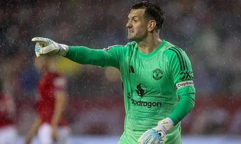 Man Utd chốt gia hạn hợp đồng với Tom Heaton