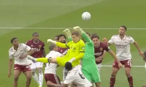 Lộ đoạn hội thoại VAR vụ West Ham bị tước bàn thắng trước Arsenal