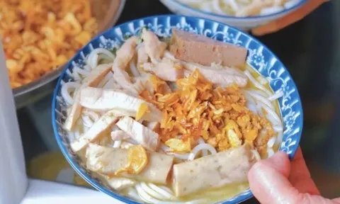 Món bún đặc sản chỉ có ở Hà Nội, gọi đến đâu ăn đến đấy, quán nào cũng kín chỗ, bán vài tiếng là hết 