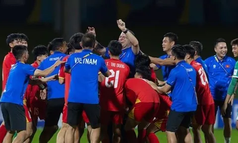 HLV Cristiano Roland tự hào về tinh thần chiến đấu của U17 Việt Nam